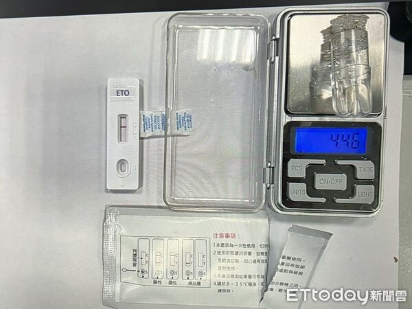 ▲李男到警局領取公文遭拘,攜帶毒煙彈當場遭警方上銬逮捕。(圖/記者陸運陞翻攝)