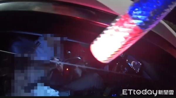 ▲▼ 台2線一對男女遇臨檢時一度拒檢,車上搜出毒品。(圖/記者郭世賢翻攝,下同)