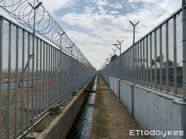 ▲▼ 高雄小港機場全新圍牆「透視化」變身! 最佳看飛機地點曝光 。(圖/記者賴文萱翻攝)