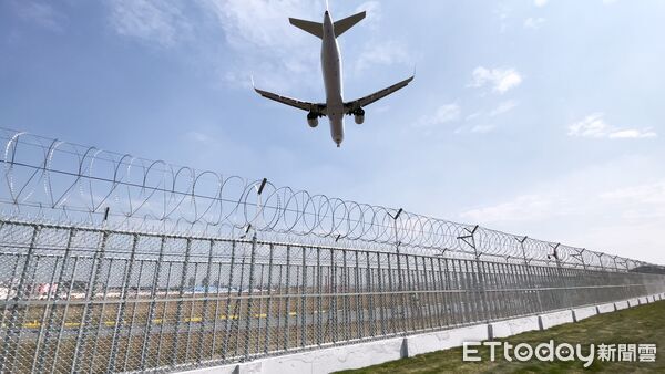 ▲▼ 高雄小港機場全新圍牆「透視化」變身! 最佳看飛機地點曝光 。(圖/記者賴文萱翻攝)