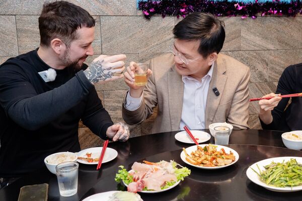 ▲▼外交部長林佳龍接待友邦網紅夫妻吃台灣熱炒。(圖/翻攝自Facebook/林佳龍)