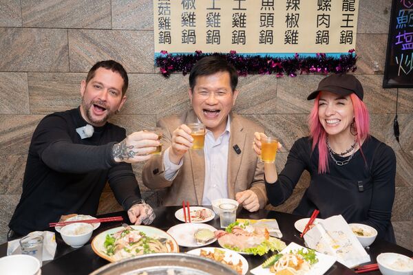 ▲外交部長林佳龍接待友邦網紅夫妻吃台灣熱炒。(圖/翻攝自Facebook/林佳龍)