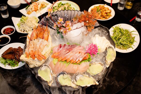 ▲▼外交部長林佳龍接待友邦網紅夫妻吃台灣熱炒。(圖/翻攝自Facebook/林佳龍)