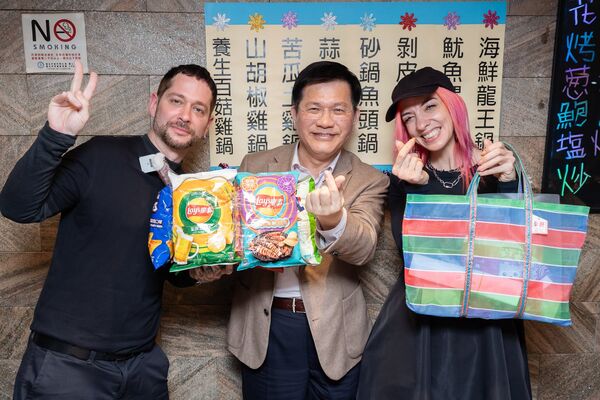 ▲▼外交部長林佳龍接待友邦網紅夫妻吃台灣熱炒。(圖/翻攝自Facebook/林佳龍)