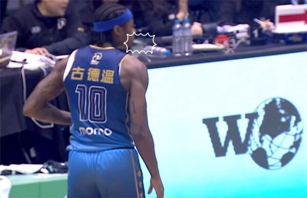 ▲古德溫遭驅除出場,竟朝裁判「吐口水」(圈起處)。(圖/取自Youtube)