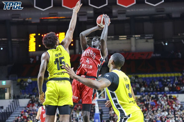▲國王飛米,戰神許皓程、梅克,林秉聖。(圖/TPBL職籃提供)