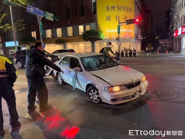 ▲▼警方晚間追查一輛拒檢白色轎車,追逐過程中朝車輛開4槍,最後破窗制伏駕駛。(圖/記者陸運陞翻攝)