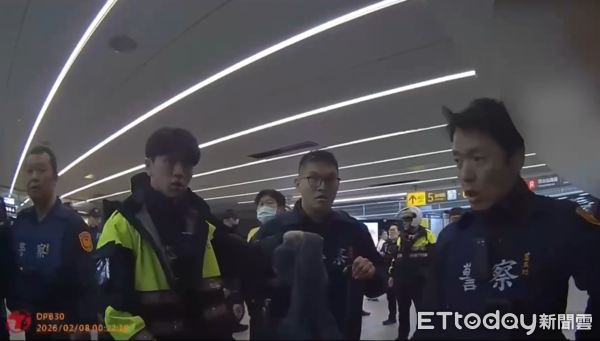 ▲▼男子帶水果刀搭北捷,於中山站遭警方逮捕上銬。(圖/記者張君豪翻攝)