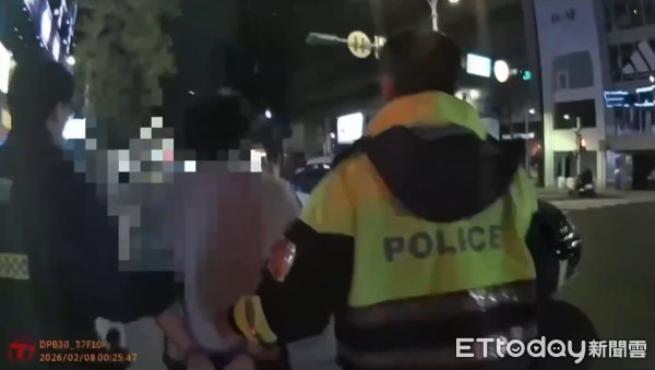 ▲▼男子帶水果刀搭北捷,於中山站遭警方逮捕上銬。(圖/記者張君豪翻攝)