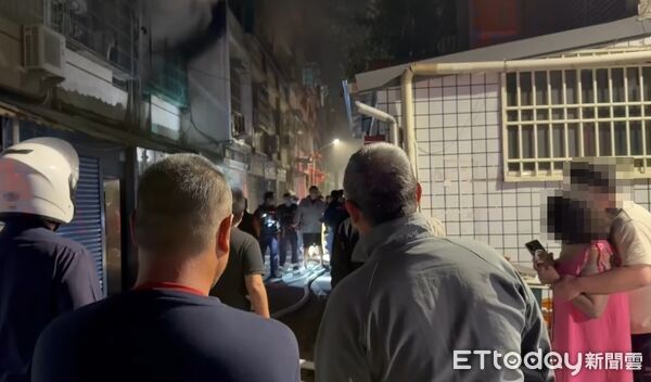 ▲▼高雄市鳳山區保泰路透天厝民宅火警。(圖/記者吳奕靖翻攝)