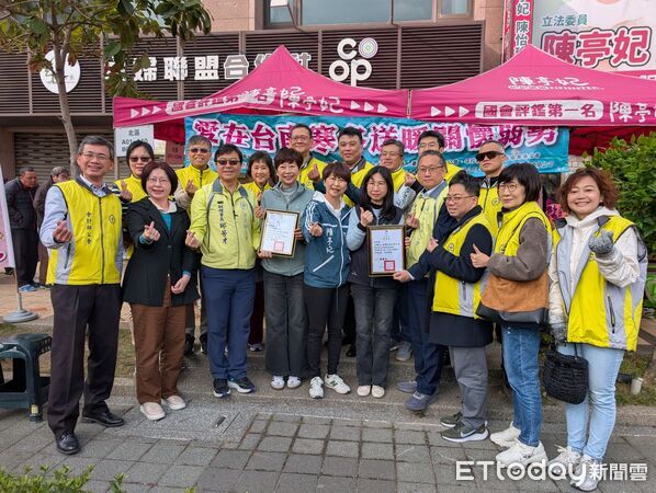 ▲立委陳亭妃攜手市議員與各界善心力量,舉辦「寒冬送暖過好年」活動,關懷弱勢家庭。(記者林東良翻攝,下同)