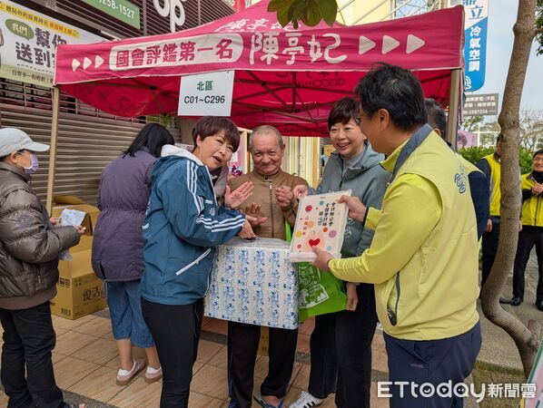 ▲立委陳亭妃攜手市議員與各界善心力量,舉辦「寒冬送暖過好年」活動,關懷弱勢家庭。(記者林東良翻攝,下同)