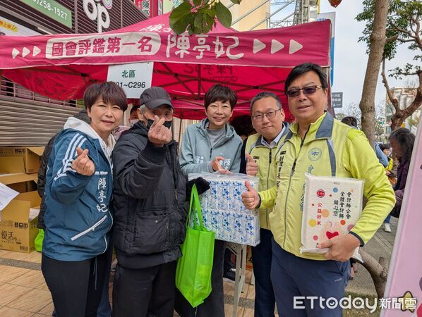 ▲立委陳亭妃攜手市議員與各界善心力量,舉辦「寒冬送暖過好年」活動,關懷弱勢家庭。(記者林東良翻攝,下同)