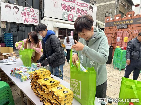 ▲立委陳亭妃攜手市議員與各界善心力量,舉辦「寒冬送暖過好年」活動,關懷弱勢家庭。(記者林東良翻攝,下同)
