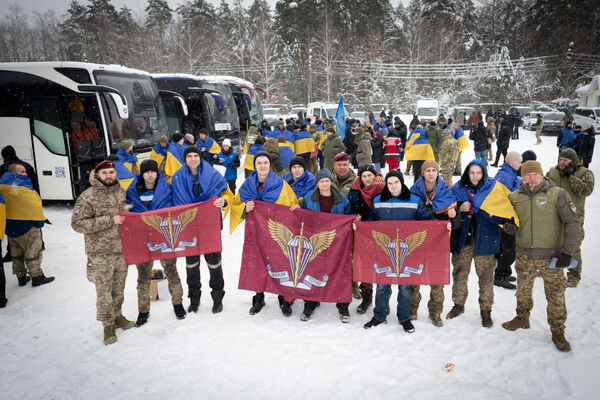 ▲▼ 烏克蘭籍戰俘獲釋之後重返烏克蘭。(圖/路透)