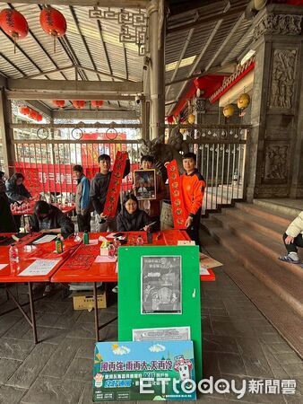 ▲西港慶安宮舉辦揮毫迎春活動,結合消防防災宣導,讓年節喜氣與安全意識同行。(記者林東良翻攝,下同)