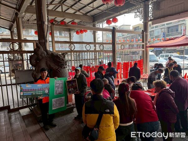 ▲西港慶安宮舉辦揮毫迎春活動,結合消防防災宣導,讓年節喜氣與安全意識同行。(記者林東良翻攝,下同)