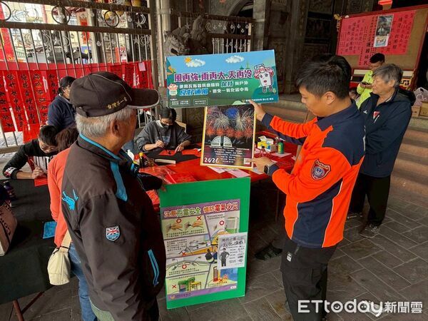 ▲西港慶安宮舉辦揮毫迎春活動,結合消防防災宣導,讓年節喜氣與安全意識同行。(記者林東良翻攝,下同)
