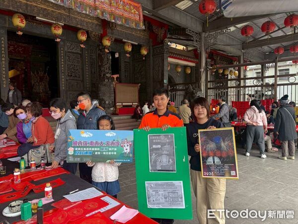 ▲西港慶安宮舉辦揮毫迎春活動,結合消防防災宣導,讓年節喜氣與安全意識同行。(記者林東良翻攝,下同)