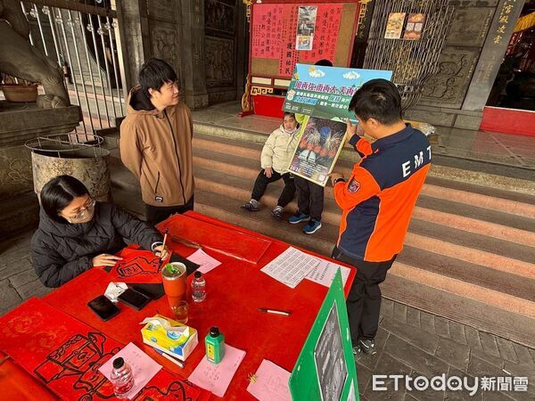 ▲西港慶安宮舉辦揮毫迎春活動,結合消防防災宣導,讓年節喜氣與安全意識同行。(記者林東良翻攝,下同)