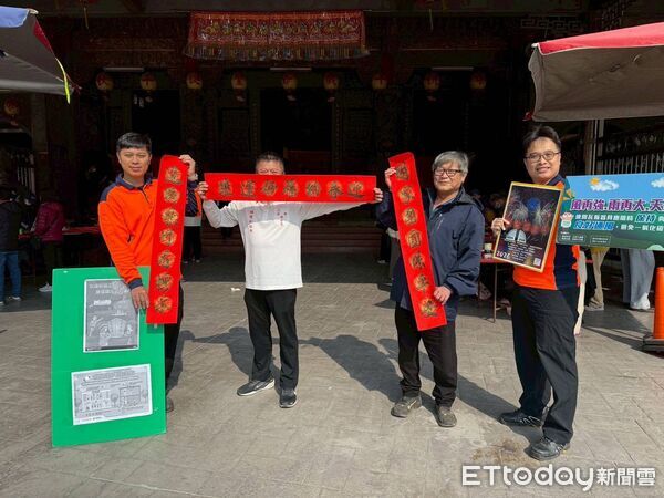 ▲西港慶安宮舉辦揮毫迎春活動,結合消防防災宣導,讓年節喜氣與安全意識同行。(記者林東良翻攝,下同)