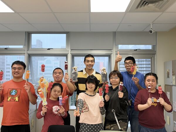 ▲牧森到喜憨兒基金會陪憨兒過新年。(圖/周子娛樂提供)