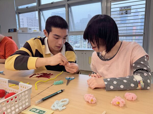 ▲牧森到喜憨兒基金會陪憨兒過新年。(圖/周子娛樂提供)