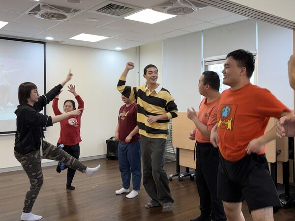 ▲牧森到喜憨兒基金會陪憨兒過新年。(圖/周子娛樂提供)