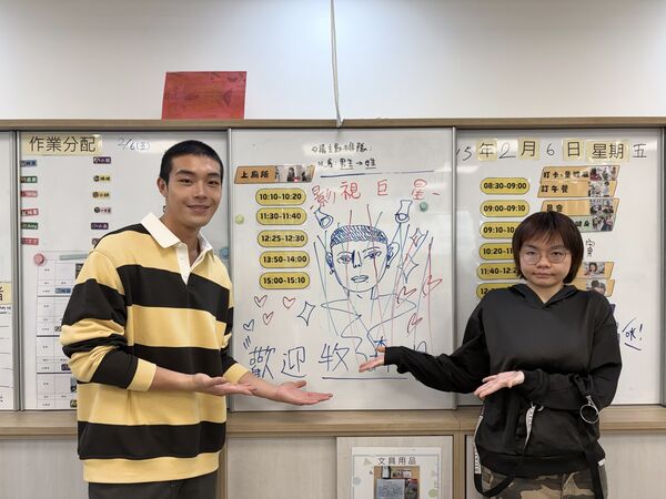 ▲牧森到喜憨兒基金會陪憨兒過新年。(圖/周子娛樂提供)