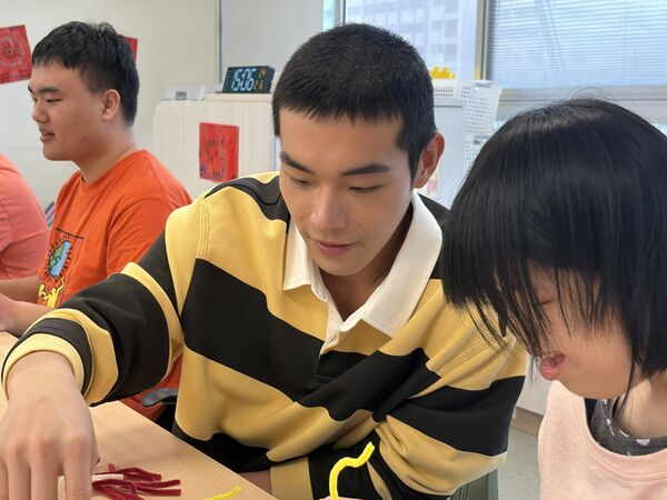 ▲牧森到喜憨兒基金會陪憨兒過新年。(圖/周子娛樂提供)