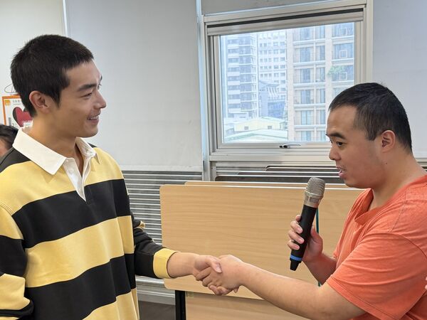 ▲牧森到喜憨兒基金會陪憨兒過新年。(圖/周子娛樂提供)