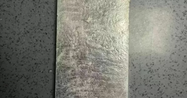 大陸湖北省丹江口市公安局三官殿派出所近日接獲轄區民眾張先生報案,稱其網購的快遞包裹中,意外多出一塊來歷不明、份量不輕的銀板。(圖/翻攝自瀟湘晨報)