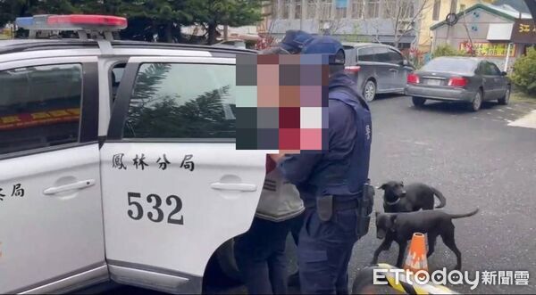 ▲▼酒醉男子手持刀斧當街揮舞咆哮。(圖/記者王兆麟翻攝,下同)