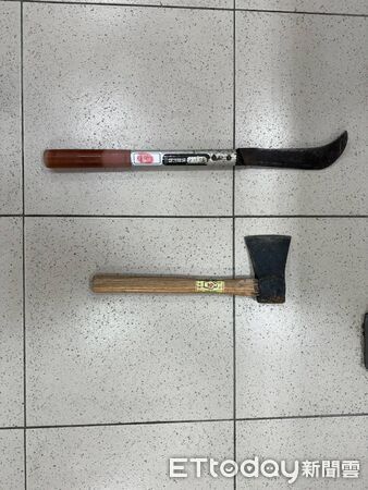 ▲▼酒醉男子手持刀斧當街揮舞咆哮。(圖/記者王兆麟翻攝,下同)