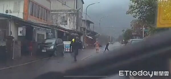 ▲▼酒醉男子手持刀斧當街揮舞咆哮。(圖/記者王兆麟翻攝,下同)