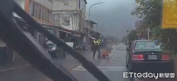▲▼酒醉男子手持刀斧當街揮舞咆哮。(圖/記者王兆麟翻攝,下同)