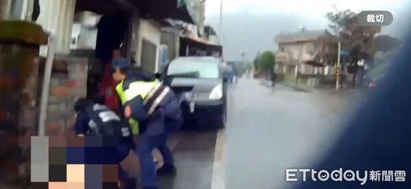 ▲▼酒醉男子手持刀斧當街揮舞咆哮。(圖/記者王兆麟翻攝,下同)