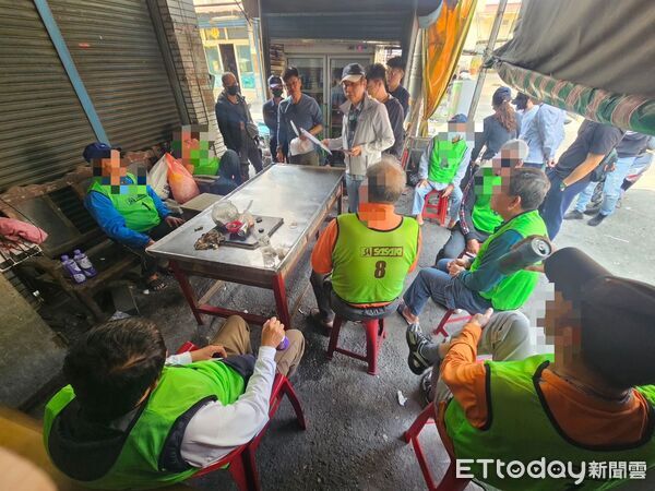 ▲東港警方在檳榔攤查獲賭場。(圖/記者陳崑福翻攝)