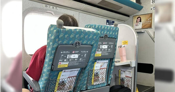 有民眾搭高鐵看到其他乘客把座椅旋轉90度,變成面對窗戶坐,拍下PO分享到社群,令許多網友驚呼直接變「觀光列車」。(圖/翻攝自Threads/89896666ww)