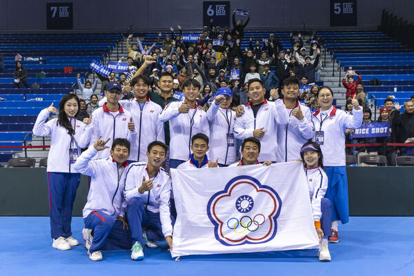 ▲中華隊台維斯杯以3比1擊敗黎巴嫩,賽後全隊開心與球迷合影。(圖/網球協會提供)