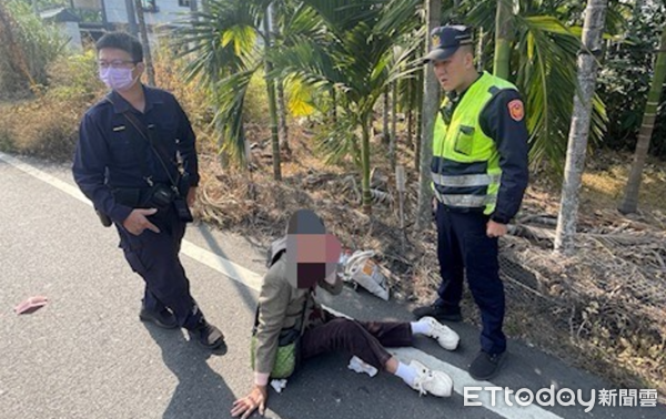 ▲內埔警方協助鍾婦就醫。(圖/記者陳崑福攝)