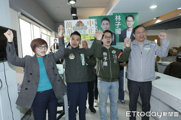 ▲▼前立委謝欣霓、立委王義川陪同張銘祐、林子揚赴民進黨台北市黨部登記民進黨台北市議員初選。(圖/記者湯興漢攝)