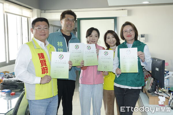 ▲▼民進黨台北市士林北投區現任五席議員,包含陳慈慧、林世宗、陳賢蔚、鍾佩玲、林延鳳共同赴民進黨台北市黨部進行聯合登記,主要訴求團結。(圖/記者湯興漢攝)