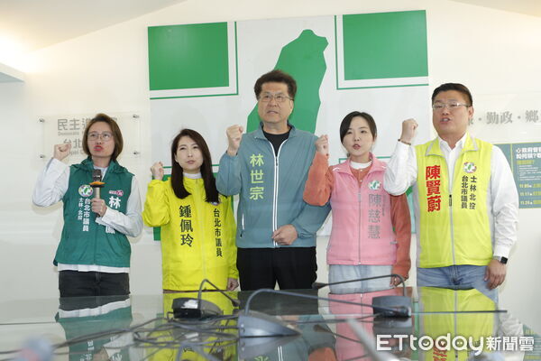 ▲▼民進黨台北市士林北投區現任五席議員,包含陳慈慧、林世宗、陳賢蔚、鍾佩玲、林延鳳共同赴民進黨台北市黨部進行聯合登記,主要訴求團結。(圖/記者湯興漢攝)