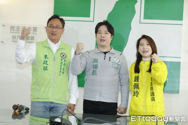 ▲▼朱政騏高揚凱在現任台北市議員鍾珮玲的陪同下赴民進黨台北市黨部進行台北市議員初選登記。(圖/記者湯興漢攝)