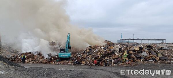 ▲台南市安南區土城掩埋場發生雜草及廢棄物火警,消防人員迅速布署水線灌救,防止火勢擴大。(記者林東良翻攝,下同)