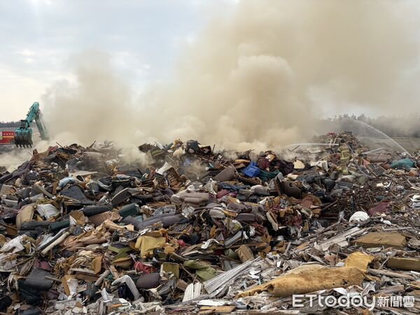 ▲台南市安南區土城掩埋場發生雜草及廢棄物火警,消防人員迅速布署水線灌救,防止火勢擴大。(記者林東良翻攝,下同)