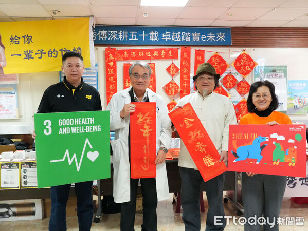 ▲台南市立醫院攜手台灣世界展望會、企業與藝術家舉辦春聯義賣活動,為弱勢家庭募集平安紅包。(記者林東良翻攝,下同)