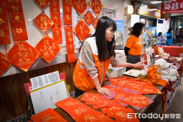 ▲台南市立醫院攜手台灣世界展望會、企業與藝術家舉辦春聯義賣活動,為弱勢家庭募集平安紅包。(記者林東良翻攝,下同)