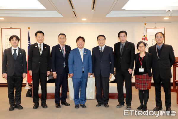 ▲埼玉縣議會日台友好議員聯盟會長鈴木正人率團拜會台南市長黃偉哲,雙方就數位化與防災治理進行交流。(記者林東良翻攝,下同)